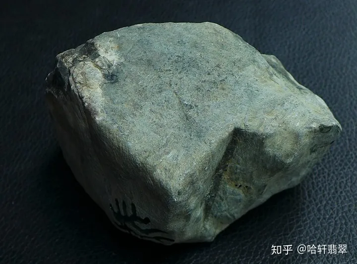 新手跑市场时你应该知道的对翡翠原石进行判断的点！（怎么判断翡翠原石质地的好坏）