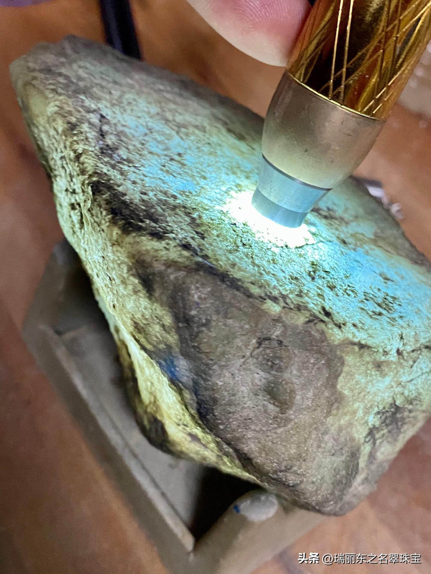 如何判断翡翠原石是不是冰种（怎么判断翡翠是不是正冰）