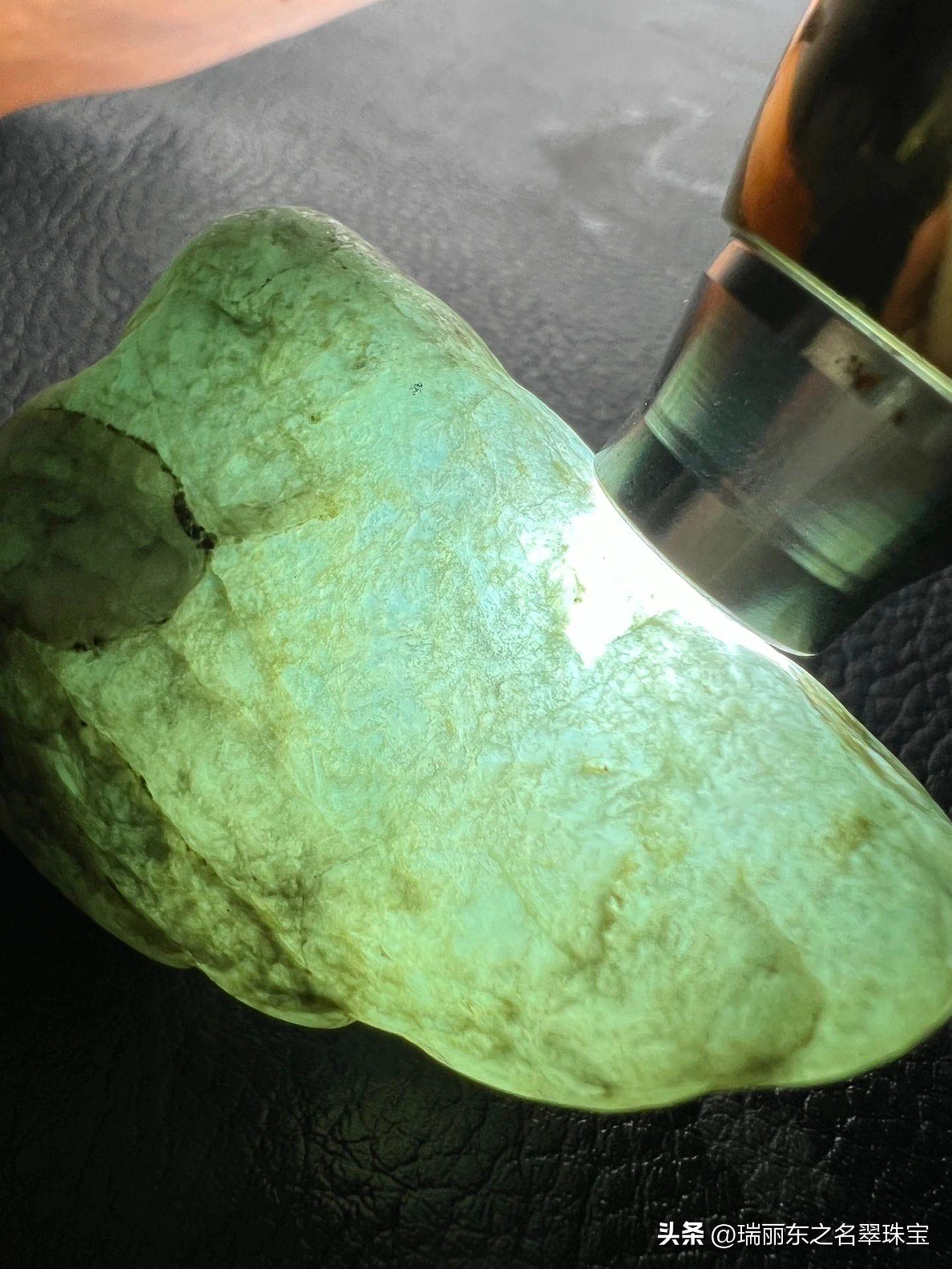 如何判断翡翠原石是不是冰种（怎么判断翡翠是不是正冰）