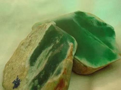 翡翠原石的鉴别 从以下几点开始（翡翠原石鉴定方法简单）