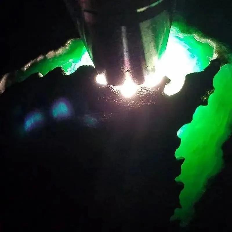 翡翠原石的鉴别 从以下几点开始（翡翠原石鉴定方法简单）