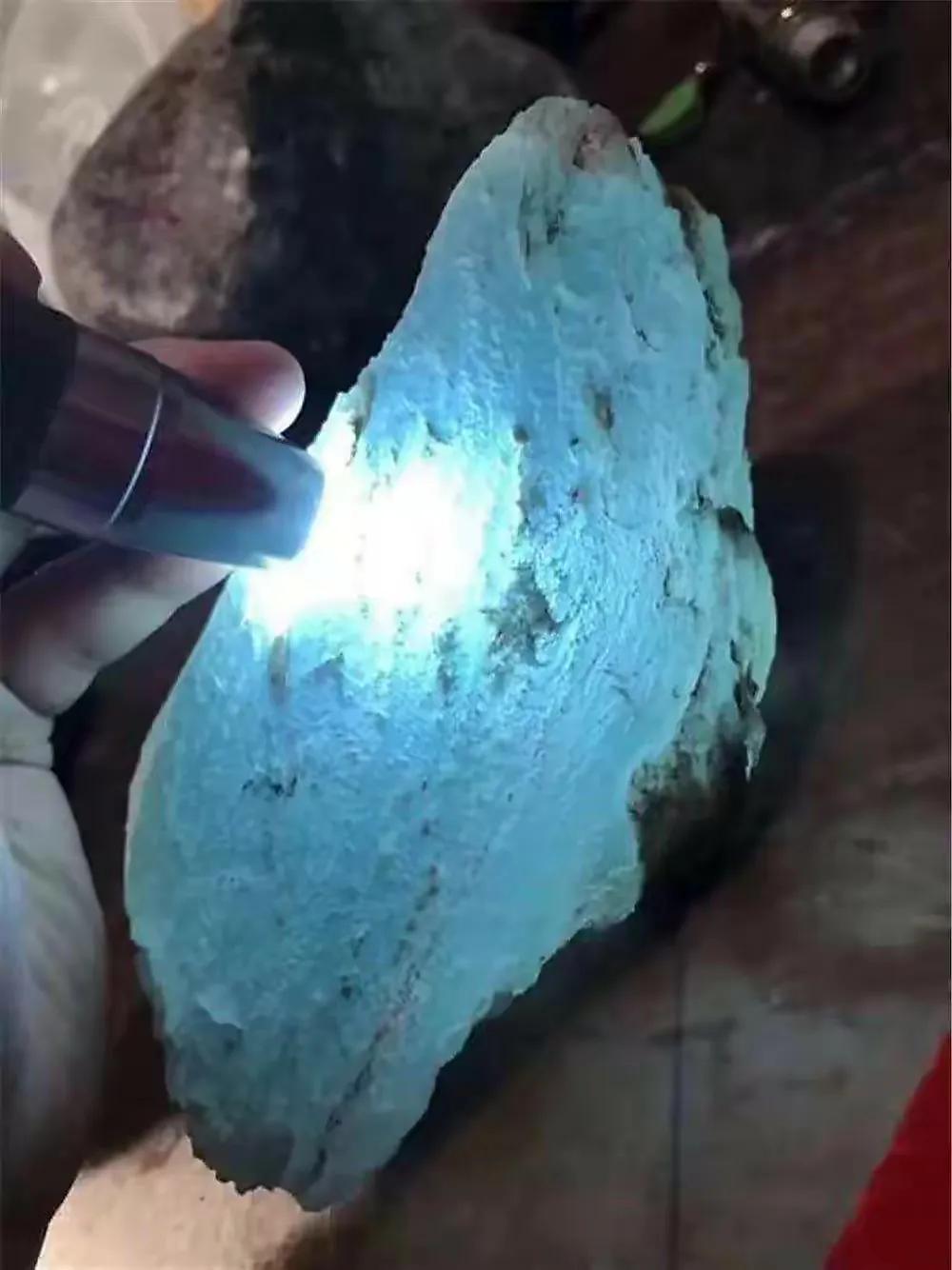 翡翠原石的鉴别 从以下几点开始（翡翠原石鉴定方法简单）