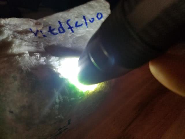 教你一招鉴定真假翡翠原石读懂值100000方法（如何鉴定翡翠原石真假图片）