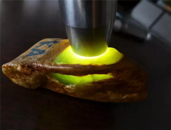 翡翠原石为什么是最难鉴定的宝石原石？（翡翠原石品质）