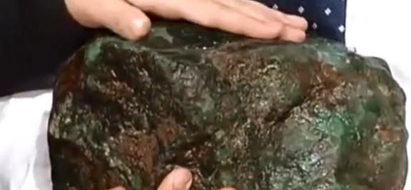 小伙子带翡翠原石来鉴定，自称四个亿，专家竖起了大拇指：了不得（翡翠原石入门级知识大全）