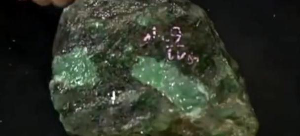 小伙子带翡翠原石来鉴定，自称四个亿，专家竖起了大拇指：了不得（翡翠原石入门级知识大全）