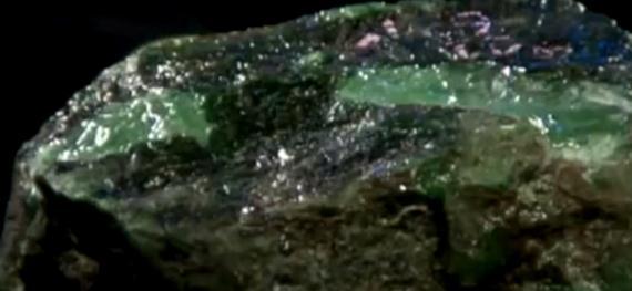 小伙子带翡翠原石来鉴定，自称四个亿，专家竖起了大拇指：了不得（翡翠原石入门级知识大全）