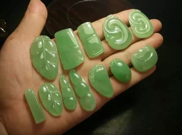 600买的翡翠原石，切出一堆苹果绿挂件，戴不完！（苹果绿翡翠吊坠腐蚀）