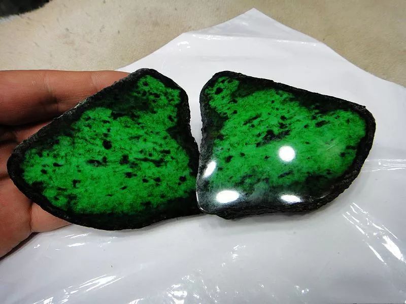 8000买的翡翠赌石，切开后都说是假的，结果出乎意料！（翡翠赌石实战攻略张代明）