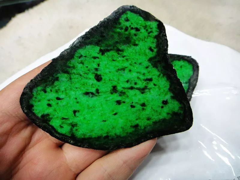 8000买的翡翠赌石，切开后都说是假的，结果出乎意料！（翡翠赌石实战攻略张代明）