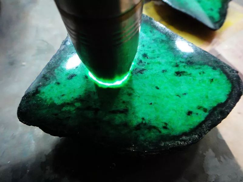 8000买的翡翠赌石，切开后都说是假的，结果出乎意料！（翡翠赌石实战攻略张代明）