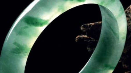 应该怎么通过翡翠原石外壳的现象，判断内部的情况，看看这些方法（翡翠原石外皮种类图片）