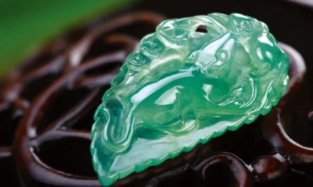 应该怎么通过翡翠原石外壳的现象，判断内部的情况，看看这些方法（翡翠原石外皮种类图片）