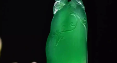 应该怎么通过翡翠原石外壳的现象，判断内部的情况，看看这些方法（翡翠原石外皮种类图片）