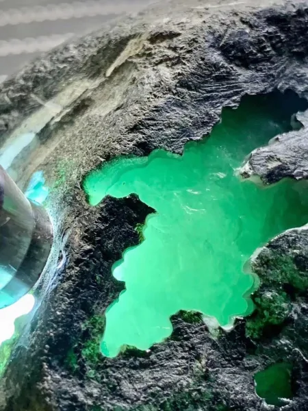 玻璃种翡翠原石的特征（玻璃种翡翠是什么样子）