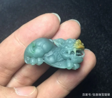 在翡翠市场中，“B货”翡翠不能买，那么它该如何鉴别呢？（翡翠b货属于翡翠吗）