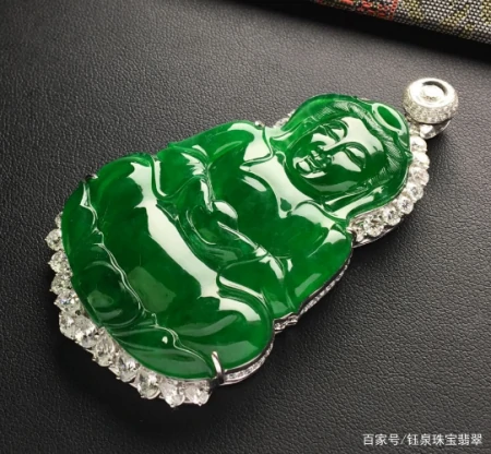 在翡翠市场中，“B货”翡翠不能买，那么它该如何鉴别呢？（翡翠b货属于翡翠吗）