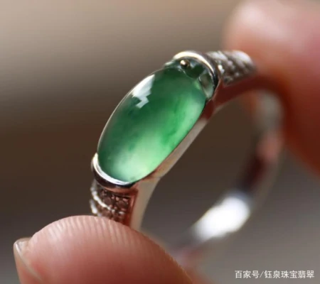 在翡翠市场中，“B货”翡翠不能买，那么它该如何鉴别呢？（翡翠b货属于翡翠吗）