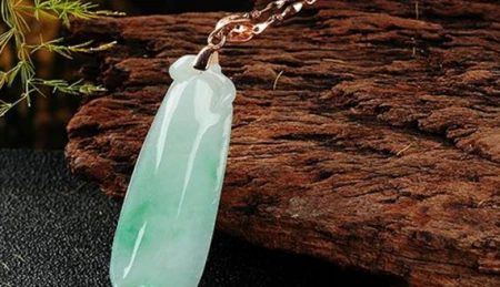 对于翡翠原石上的裂纹，到底应该怎么去判断呢？又要怎么去观察（翡翠原石的裂纹知识）