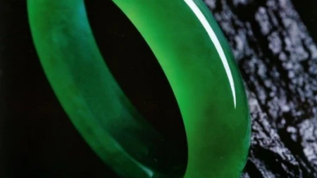 对于翡翠原石上的裂纹，到底应该怎么去判断呢？又要怎么去观察（翡翠原石的裂纹知识）