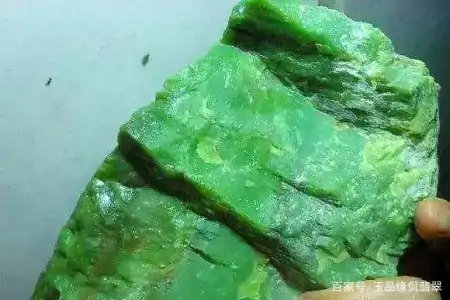 翡翠原石，不同的皮壳是怎么来的（翡翠的皮壳种类和识别图片视频）