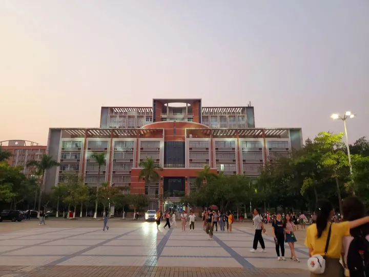 岭南师范学院怎么样？（岭南师范学院可以读研究生吗）