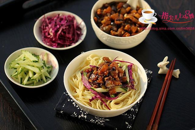 今日夏至4种传统美食要记得吃，顺应时节身体好，寓意圆满又安康-夏至必吃的十种美食