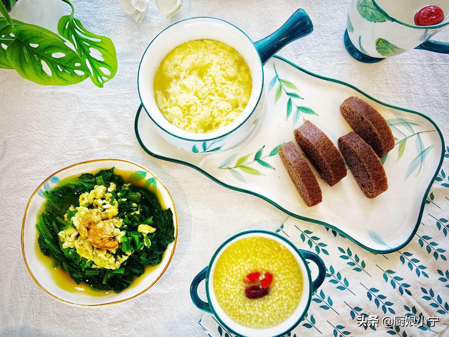 晒一晒我家月嫂做的月子餐，这样吃奶水多，刚出月子小肚子就平了（坐月子期间,月嫂吃住怎么解决）