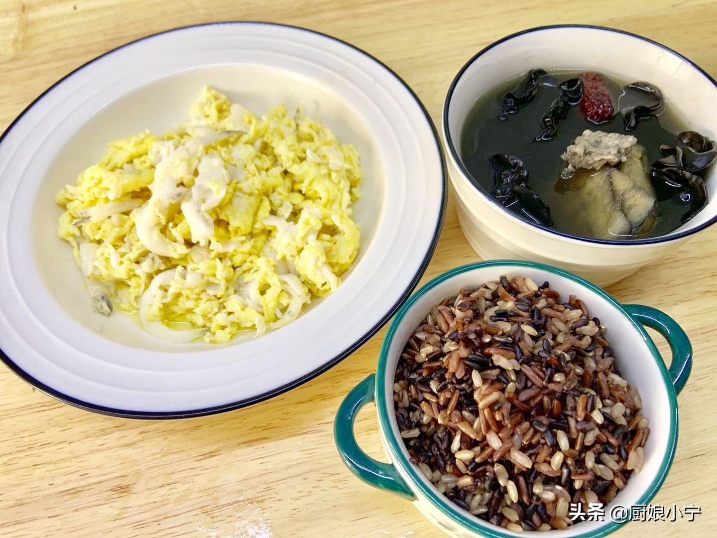 晒一晒我家月嫂做的月子餐，这样吃奶水多，刚出月子小肚子就平了（坐月子期间,月嫂吃住怎么解决）