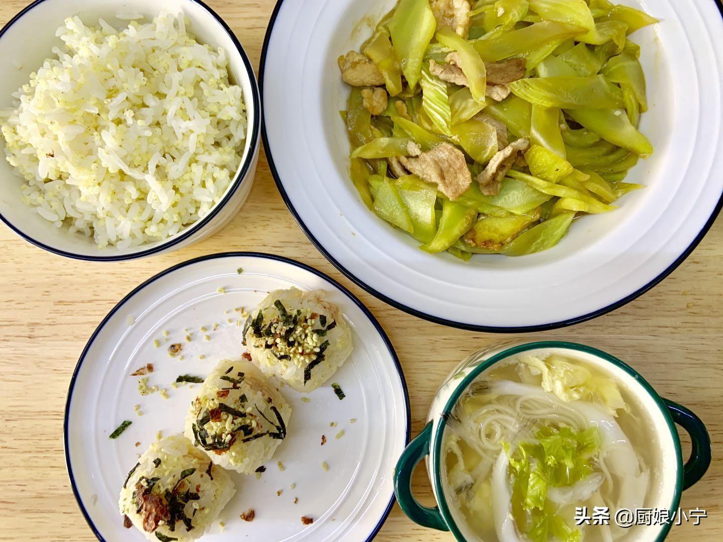 晒一晒我家月嫂做的月子餐，这样吃奶水多，刚出月子小肚子就平了（坐月子期间,月嫂吃住怎么解决）