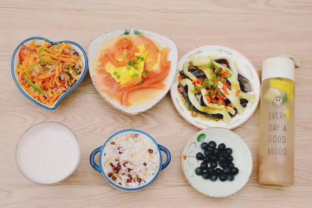 老婆生孩子后，他伺候月子下厨30天，食谱曝光馋哭了……（产妇坐完月子吃什么）