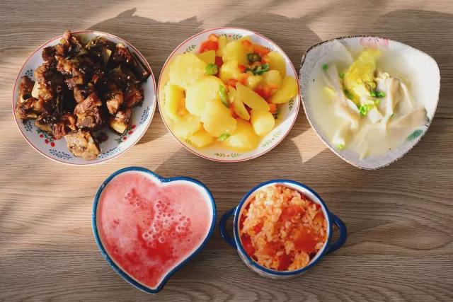 老婆生孩子后，他伺候月子下厨30天，食谱曝光馋哭了……（产妇坐完月子吃什么）