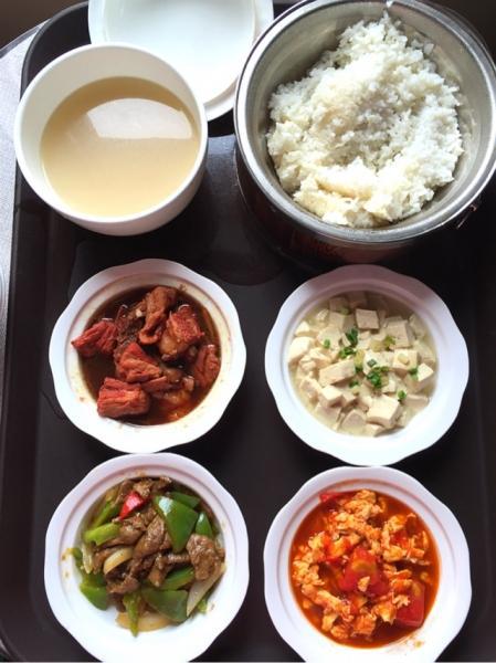 来记录下一位妈妈的月子餐，28天不重样，看得我都想生二胎了！（美味的月子餐食谱大全）