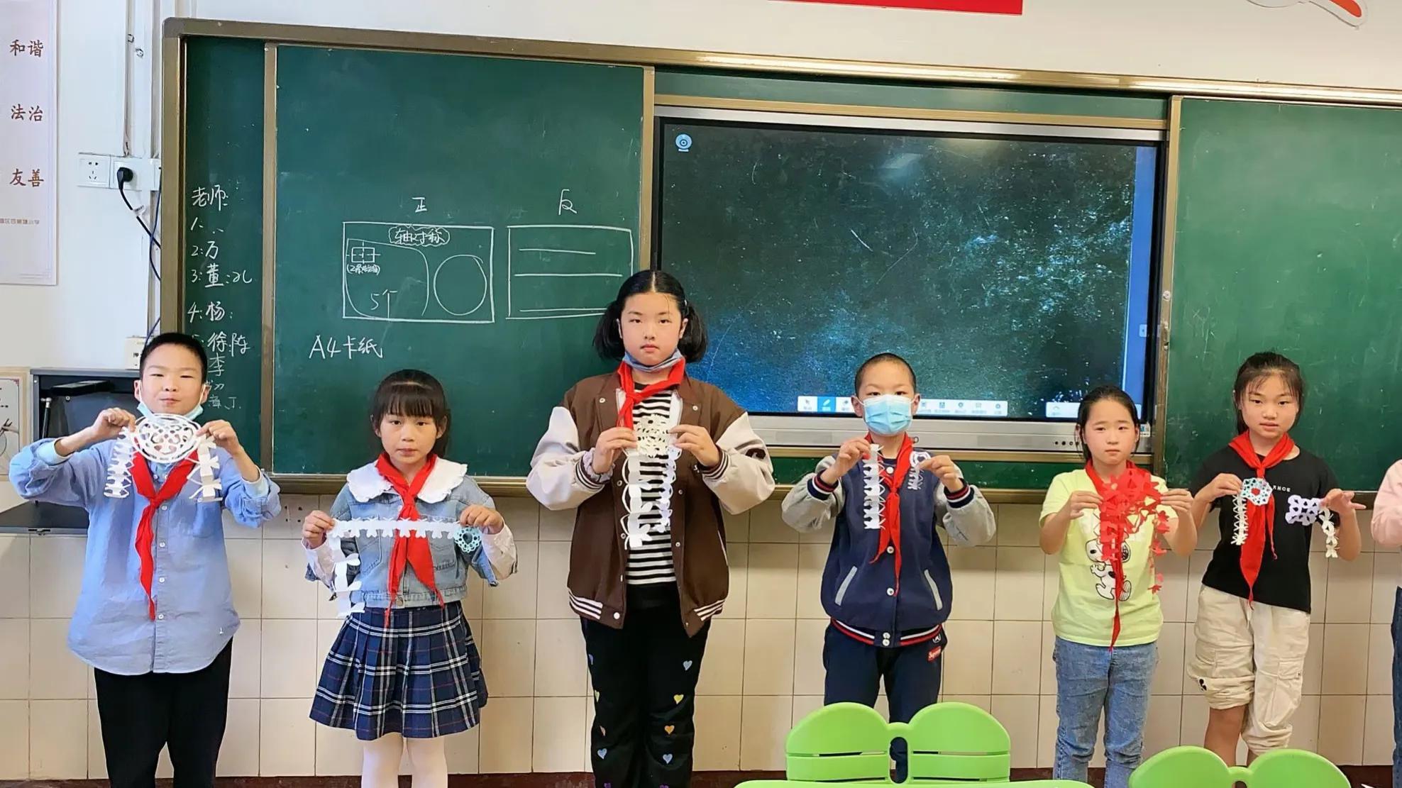 小学四年级作文：我的“自画像”-四年级我的自画像作文450字左右