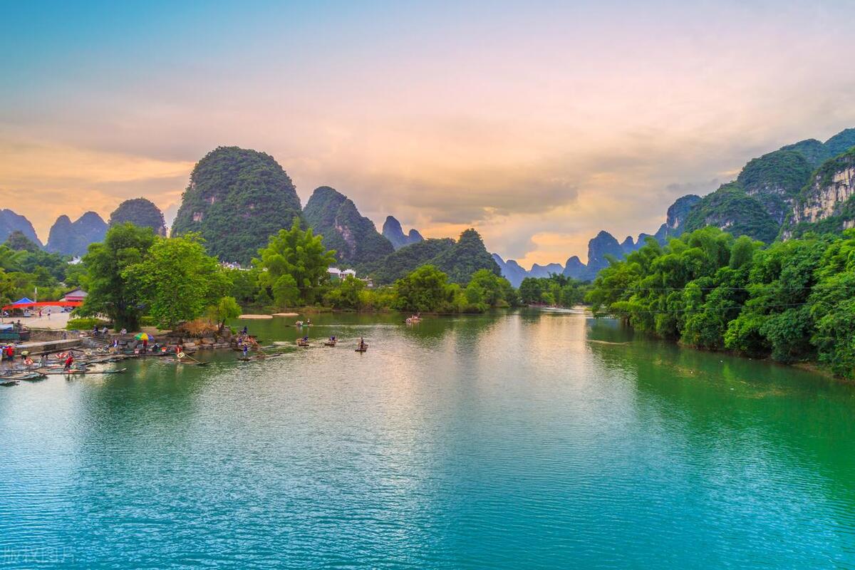 我的“自画像”（四年级语文下册第七单元作文范文第1-15篇）-四年级下册语文第七单元作文我的自画像男生450字