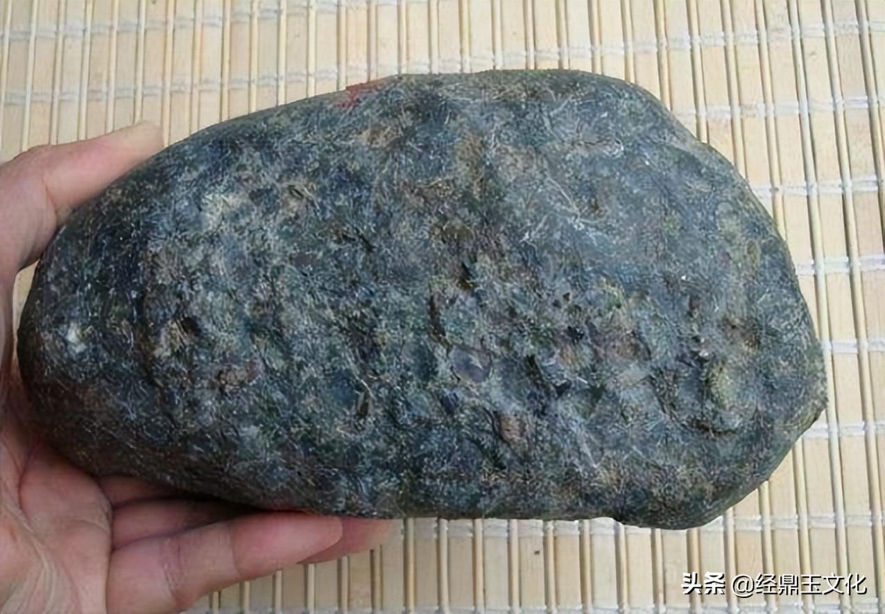 翡翠原石怎么辨别，六个方式避开翡翠原石人工处理陷阱-翡翠原石的鉴别方法?怎样的才会涨?