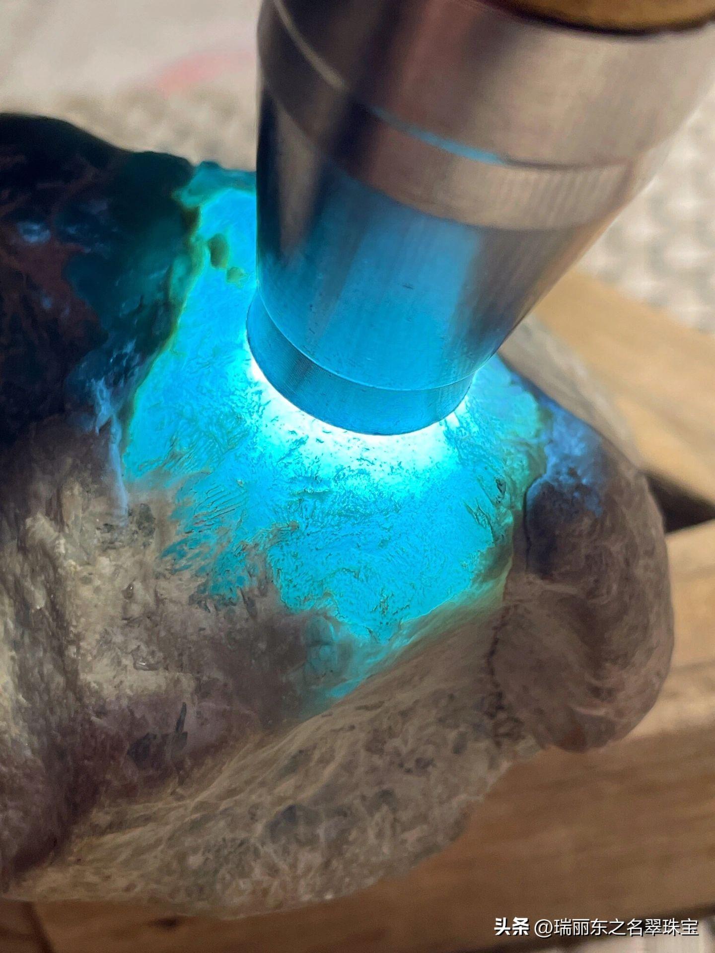 如何判断翡翠原石是不是冰种-翡翠原石冰种怎么判断真假