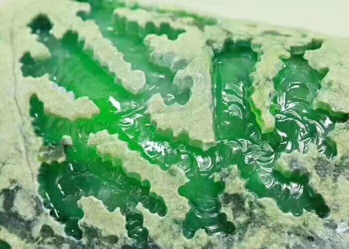 鉴定翡翠原石水头的优劣有哪些方法-水头短的翡翠色料能起货吗