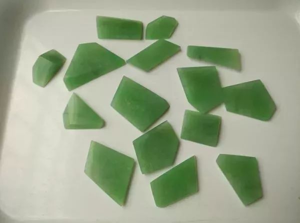 600买的翡翠原石，切出一堆苹果绿挂件，戴不完！-苹果绿翡翠原石图片