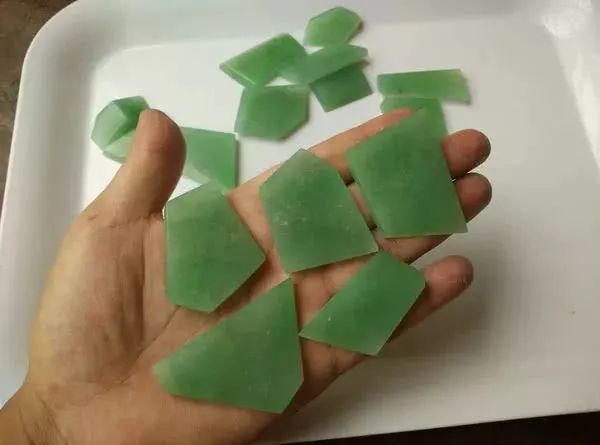 600买的翡翠原石，切出一堆苹果绿挂件，戴不完！-苹果绿翡翠原石图片
