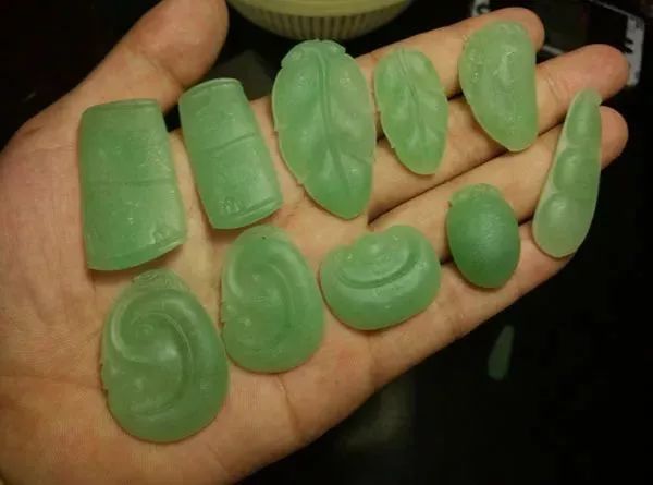 600买的翡翠原石，切出一堆苹果绿挂件，戴不完！-苹果绿翡翠原石图片