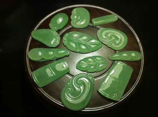 600买的翡翠原石，切出一堆苹果绿挂件，戴不完！-苹果绿翡翠原石图片