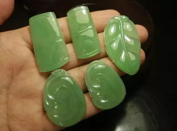 600买的翡翠原石，切出一堆苹果绿挂件，戴不完！-苹果绿翡翠原石图片