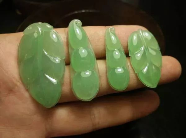 600买的翡翠原石，切出一堆苹果绿挂件，戴不完！-苹果绿翡翠原石图片