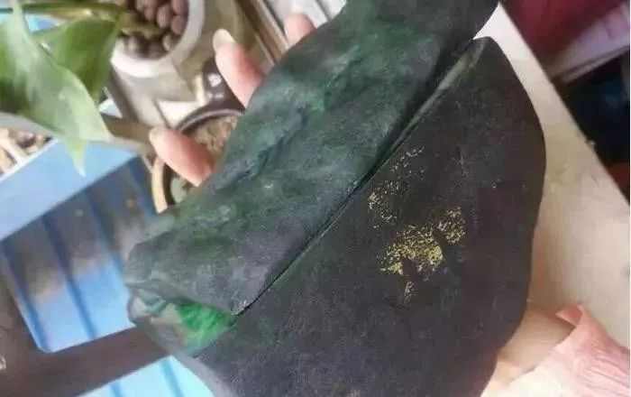 要价300万，160万买下，这块翡翠原石切开后，货主激动跳起-翡翠原石切开后怎么看好坏