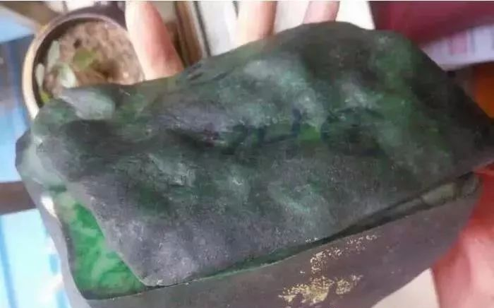 要价300万，160万买下，这块翡翠原石切开后，货主激动跳起-翡翠原石切开后怎么看好坏
