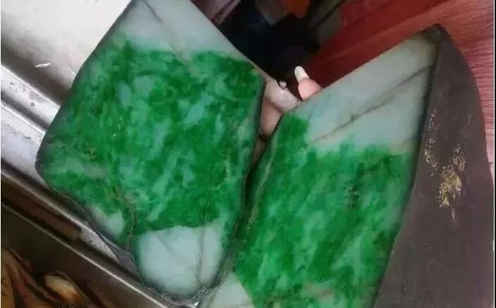 要价300万，160万买下，这块翡翠原石切开后，货主激动跳起-翡翠原石切开后怎么看好坏