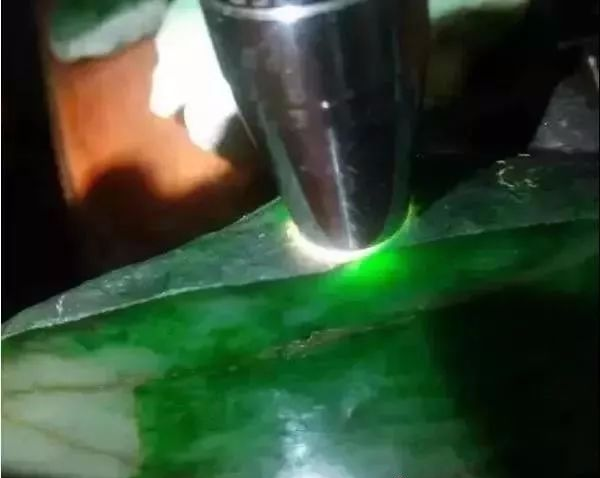 要价300万，160万买下，这块翡翠原石切开后，货主激动跳起-翡翠原石切开后怎么看好坏