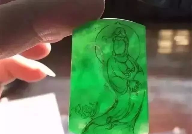 要价300万，160万买下，这块翡翠原石切开后，货主激动跳起-翡翠原石切开后怎么看好坏