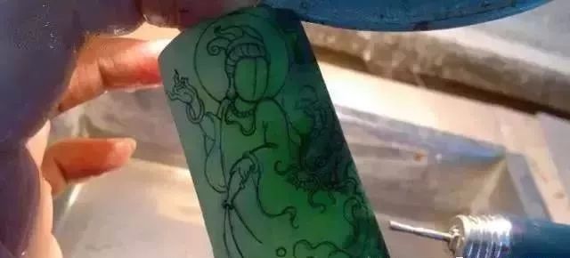 要价300万，160万买下，这块翡翠原石切开后，货主激动跳起-翡翠原石切开后怎么看好坏